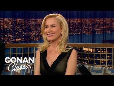 安吉拉-金賽為馬克斯-溫伯格實習 - "深夜與柯南-奧布萊恩"。 (Angela Kinsey Interned For Max Weinberg - "Late Night With Conan O'Brien")