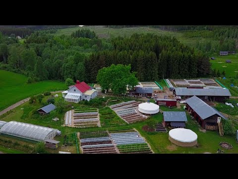 S4 ● E54 3500 chickens and 50 awesome people at the farm