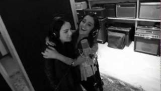 Ariana Grande &amp; Elizabeth Gillies - Chestnuts Roasting On An Open Fire