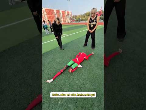 Tạo Dáng Nằm Giống Anh 7 Ronaldo