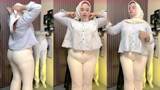 Download lagu Beautiful hijabi mom selling thick, comfortable trousers mp3