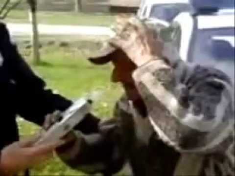 Betrunkener Opa will aus Alkoholtestgerät trinken!!!