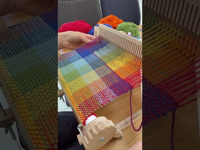 Vídeo relacionado con Weaving Within Reach: Beautiful Woven Projects by Hand or by Loom