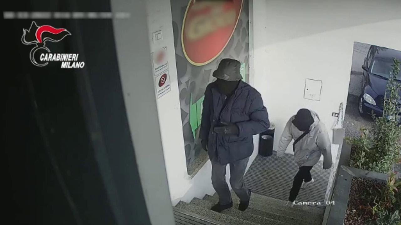 Rapina nella sala slot, in due entrano a volto coperto e portano via 18mila euro