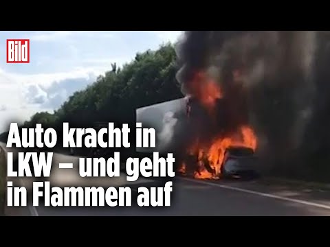 Feuer-Unfall auf der A24: Auto brennt unter Sattelzug aus