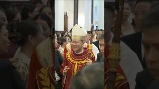 Thương Đức Hồng Ý quá, ai cũng muốn 1 lần chạm vào ngài.