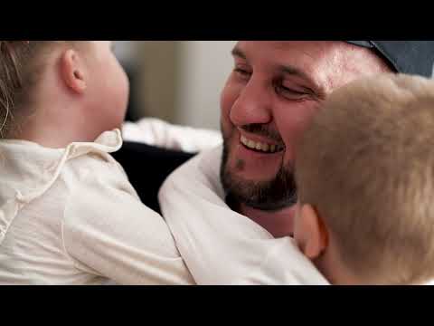 In diesem "Was schafft din Papi" Video wird ein Einblick in den Berufsalltag als Elektroinstallateur gegeben.