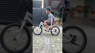 Download lagu KEREN‼️ Azka belok sambil lepas tangan di atas sepeda #trendingshorts mp3