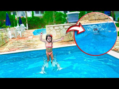 MINHA IRMÃZINHA ENTROU NA PISCINA FUNDA! 