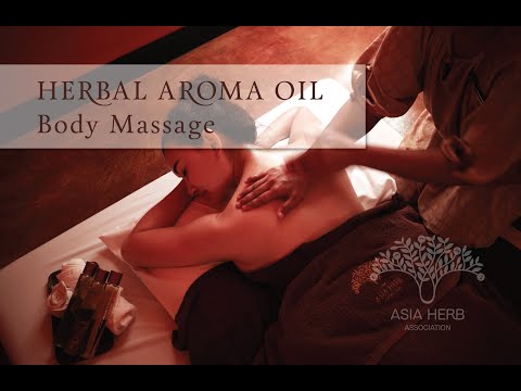 Massagem corporal com óleo de aroma de ervas da Asia Herb Association na loja Sukhumvit 24 Phrom-Phong na Tailândia.