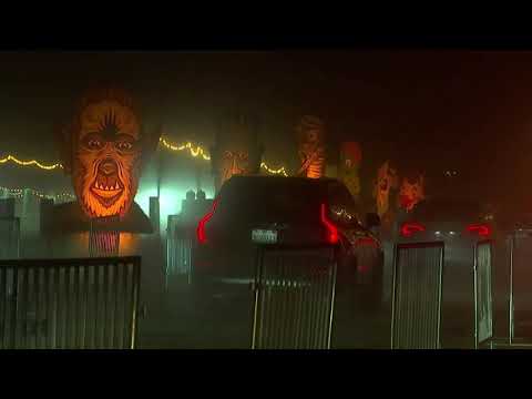 ハロウィンのライトショーがドライブスルーシフトで光る (Halloween light show glows on with drive-thru shift)
