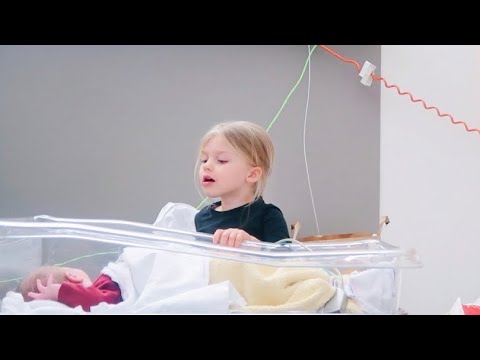 Liv let op haar zieke baby zusje in het ziekenhuis - VLOG #83