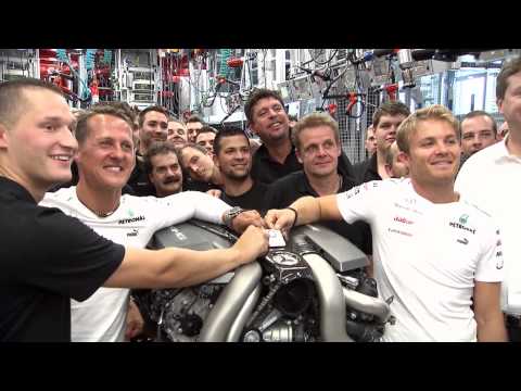 Mercedes-Benz TV: The Formula 1 stars in Rastatt and Affalterbach.