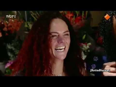 Sydney de Portier bij de bloemenstal