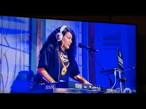 DJ Cocoa Chanelle On Stage w/ Salt N Pepa Performing Whatta Man