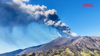 Etna, nuova enorme colonna di cenere e fumo fuoriesce dal cratere