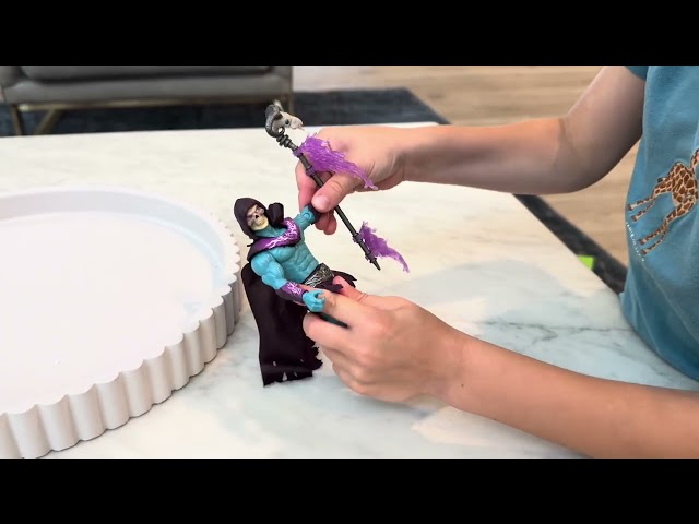 Vídeo relacionado con Masters of The Universe Skeletor Ataque del Báculo Havoc Figura de 13,97 cm del Villano de Motu con acción de Girar y soltar, Accesorio y Aspecto Fiel al de la película de 2026, JKJ00