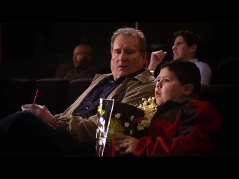 Modern Family 1x21 - Jay takes Manny to see a horror movie