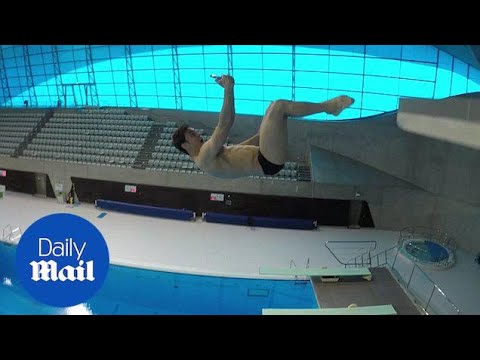 Tom Daley takes perfect selfie whilst doing back flip off diving board - Daily Mail