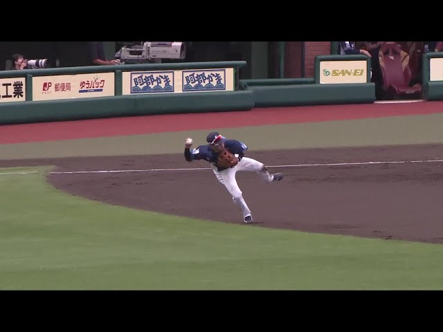 【3回裏】流石の守備力!! ライオンズ・滝澤夏央 難しい体勢からセカンドでアウトを奪う!! 2025年10月4日 東北楽天ゴールデンイーグルス 対 埼玉西武ライオンズ