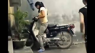 Download lagu video lucu belajar naik motor, lupa nge rem cakram 🤣😁😂😯😅 mp3