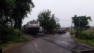 preview picture of video '{IRI} Raining arrived WDP4 TKD 22433 GCT-ANVT suhaildev sf express skip fatehgarh 40-50 kmph'