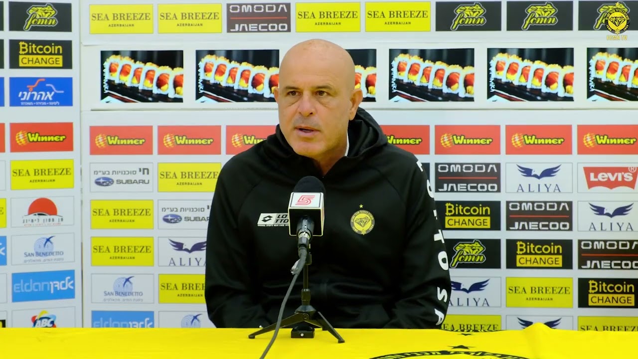 המאמן יוסי אבוקסיס במסיבת עיתונאים לפני המשחק מול מכבי תל אביב