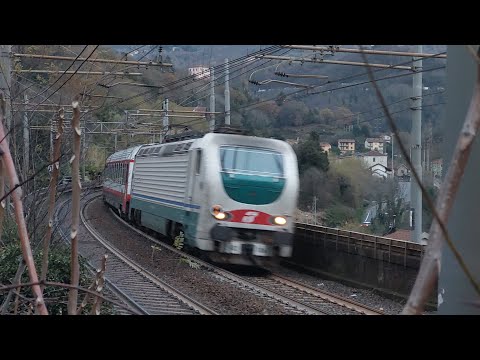 Treni in transito a tutta velocità, sulla succursale dei giovi (ponte di Fumeri, località Mignanego)
