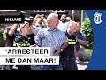 Pegida-voorman bekogeld en gearresteerd: ‘Ik ga echt niet weg!’