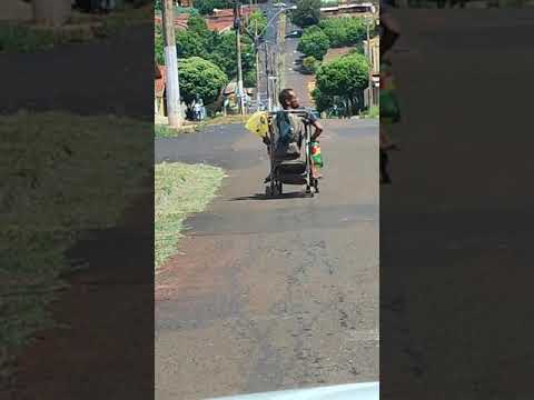 Homem é flagrado dirigindo um carrinho de bebê na descida em Orlândia