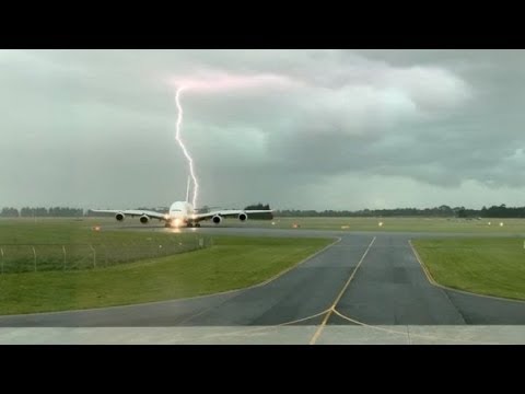 Goditet nga rrufeja avioni i "Emirates"