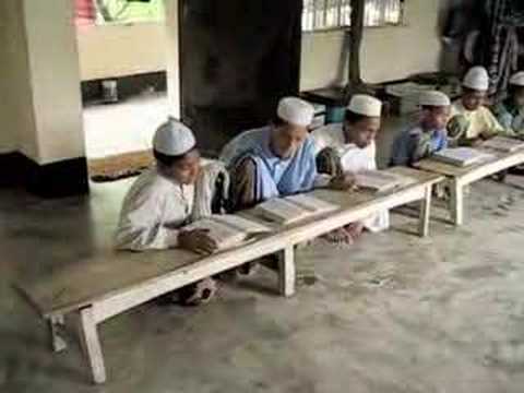 Meninos memorizando o Alcorão em uma madrassa rural em Bangladesh