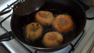 preview picture of video 'Ciambelline di Natale con patate. Parte 2°'