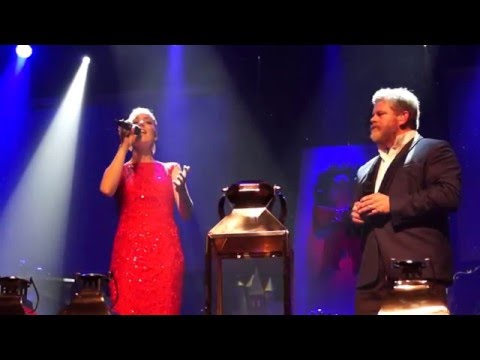 Stig Rossen og Simone Egeriis synger EN STJERNE SKINNER I NAT (Olinerne)