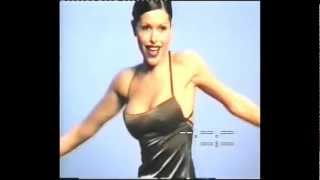 Selena Leo, bailarina de Ricky Martin  (videoclip por arriba por abajo).