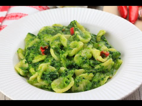 Orecchiette with turnip tops: the original Apulian recipe and all the tips.