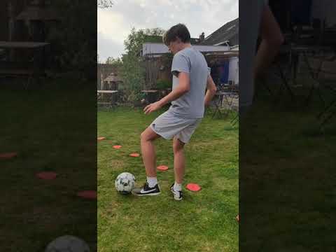 #15 Variantenreiche Dribbling-Parcours, zählt zu Technik/Ballführung.