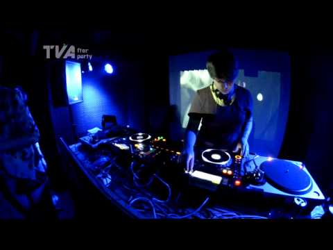 JENNIFER CARDINI !lectric play meets Correspondant with @ LOG:IN