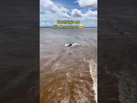 Uma embarcação naufragou no Rio Amazonas. O rapaz ficou bem. 🙏🏼💚.
