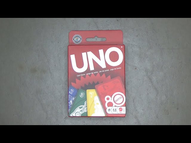 Vídeo relacionado con Mattel Games UNO Rojo rubí Mattel 80. aniversario Juego de cartas para niños y adultos, para noches en familia, noches de juegos, viajes, acampadas y fiestas, JGK30
