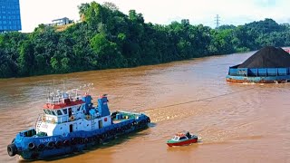 Download lagu Seconds of the Tanair-1 Tug Boat Pulling a Coal Barge Preparing to Cross Under the Bridge❗ mp3