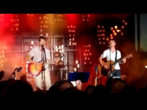 Flowing acoustic performed by Nick and Zack Hexum