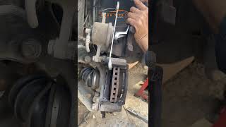 Download lagu Easily Reverse Brake Piston Back #automobile #automechanic #mechanic #shorts #viralvideo mp3