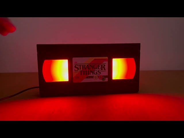 Vídeo relacionado con Luz VHS conel Logo de Stranger Things, Merchandising con Licencia Oficial