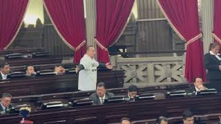 Diputado Calderón hace su show en el pleno del Congreso