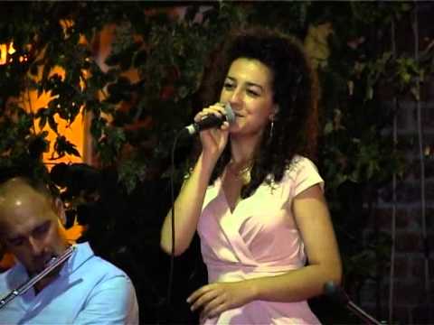 Kloudennas Qerimaj,Me shikon me buze ne gaz,Mori vjollca qe cel ne saksi,Vika deti tallaz tallaz