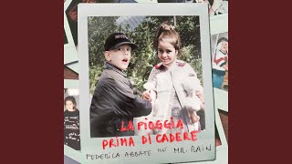 Kadr z teledysku La pioggia prima di cadere tekst piosenki Federica Abbate