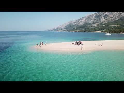 Ein Flug über das goldene Horn in Bol, Kroatien