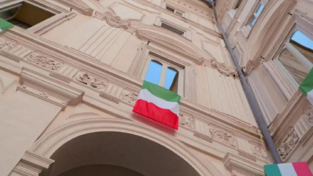 Meloni riceve gli atleti di Milano-Cortina, sorrisi, selfie e l'omaggio del tricolore firmato