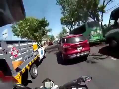 Conductora choca contra taxi por ir peleando con motociclista, en CDMX